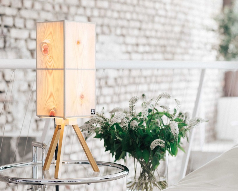 Die ZirbenLüfter® LAMP cube2 ist eine Stehlampe aus Holz. Stehlampe, Zirbenholz, Dreibein, Cube